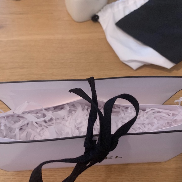 ♦️Chanel authentic bow tie gift box - Picture 2 of 2